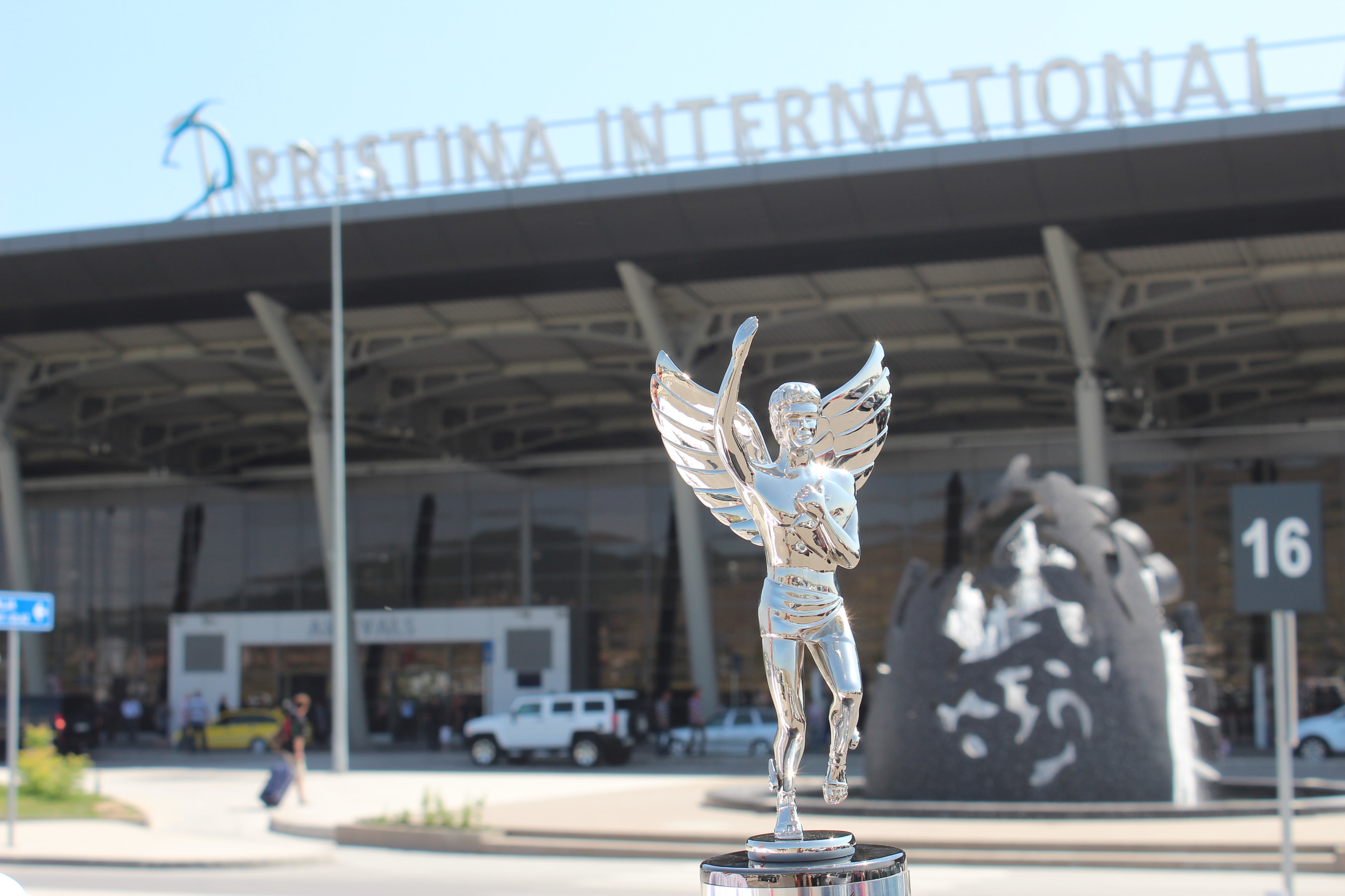 aeroporti i prishtines arritjet live