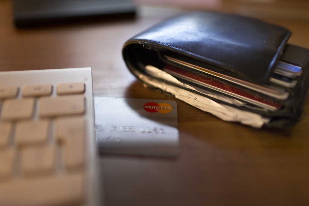 Mashtrime të reja online në Zvicër  qytetarët humbasin para  bankat jo gjithmonë të qasshme 24 7