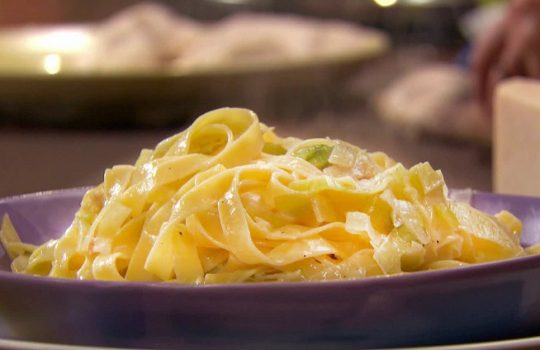 Makarona me vezë dhe qepë