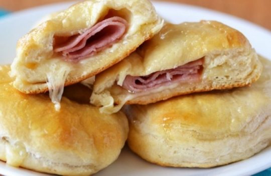 Pogaçe me djathë dhe proshutë