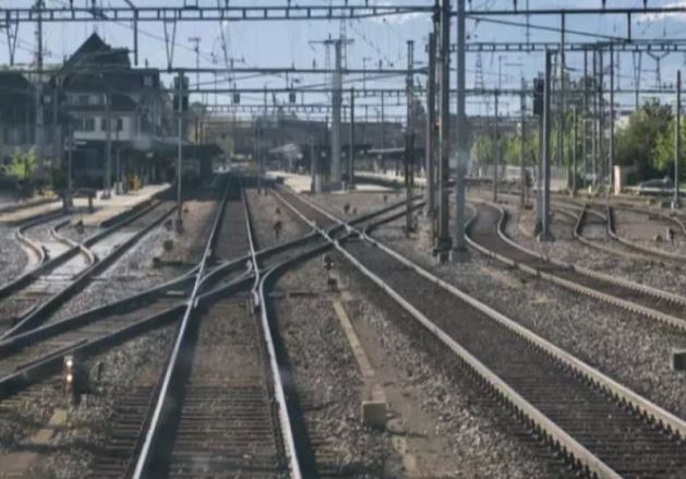 17 vjeçari ngjitet në vagonin e mallrave dhe vdes nga goditja elektrike