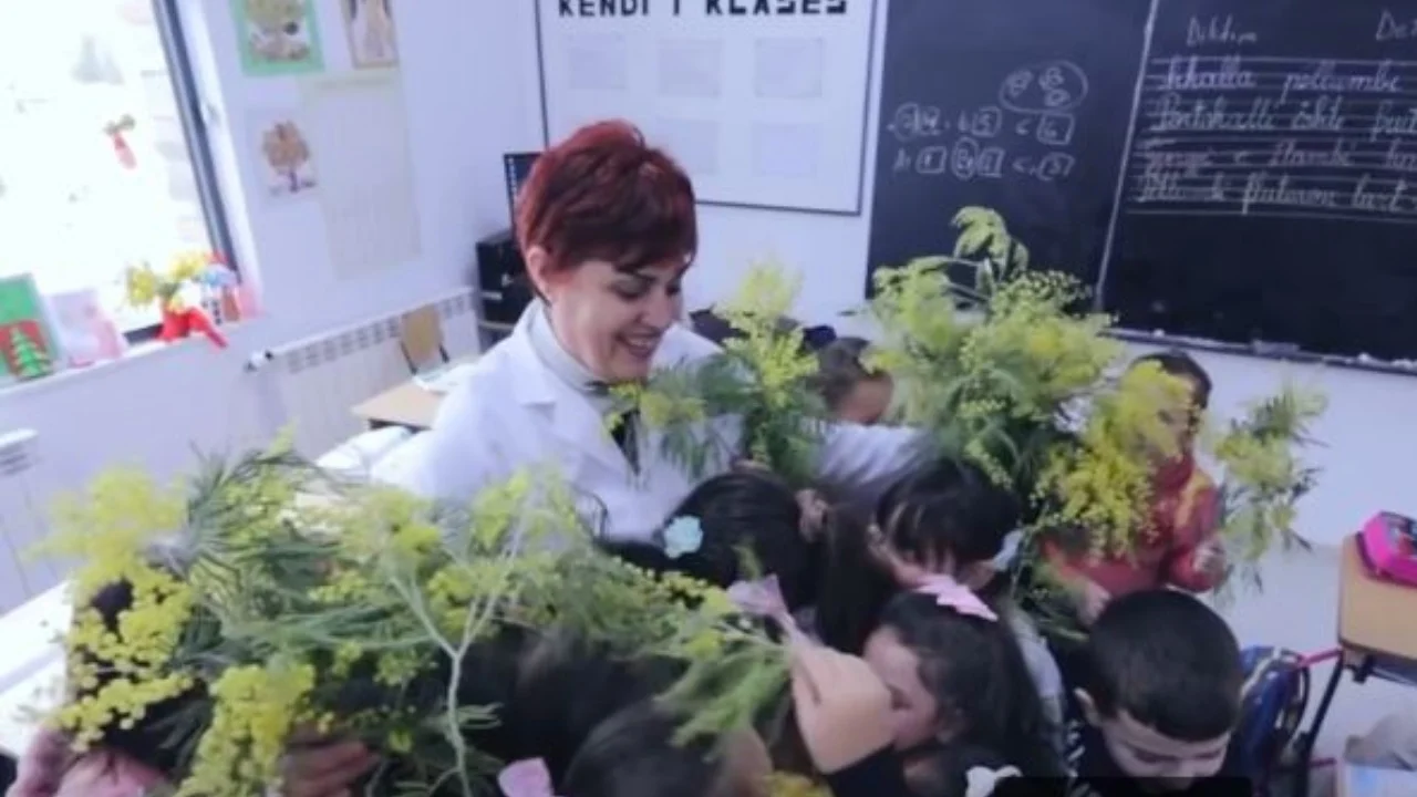 Festohet Dita E Mësuesit 137 Vjet Nga Hapja E Shkollës Së Parë Shqipe