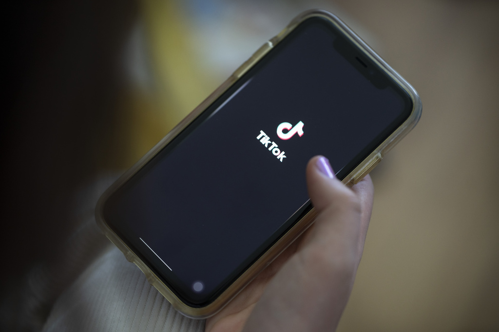 Facebook dhe TikTok akuzohen se lehtësojnë rekrutimin e të miturve nga grupet e armatosura në Kolumbi