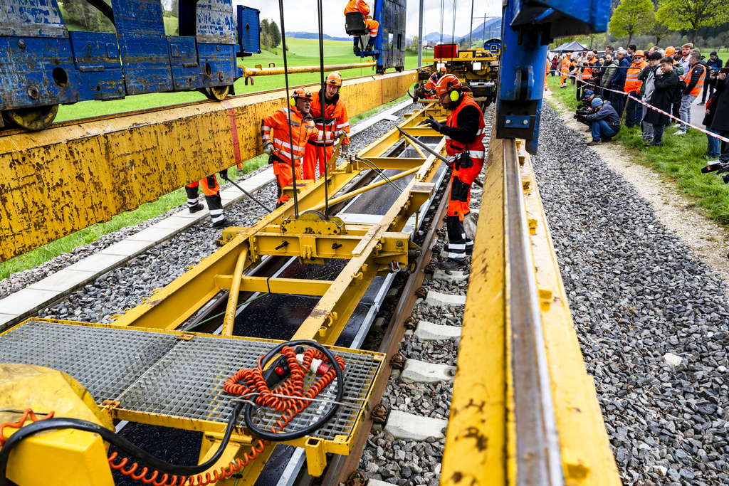 Si u planifikuan 10 miliardë franga shtesë për zhvillimin e hekurudhave zvicerane