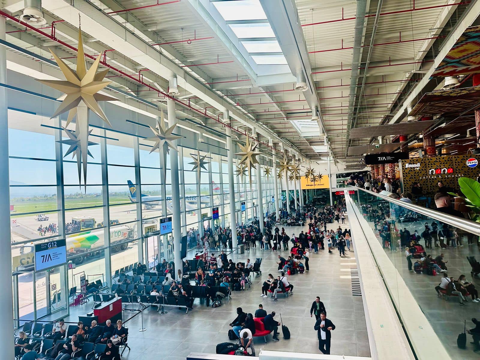 Aeroporti i Tiranës  Për 24 orë  53 mijë pasagjerë