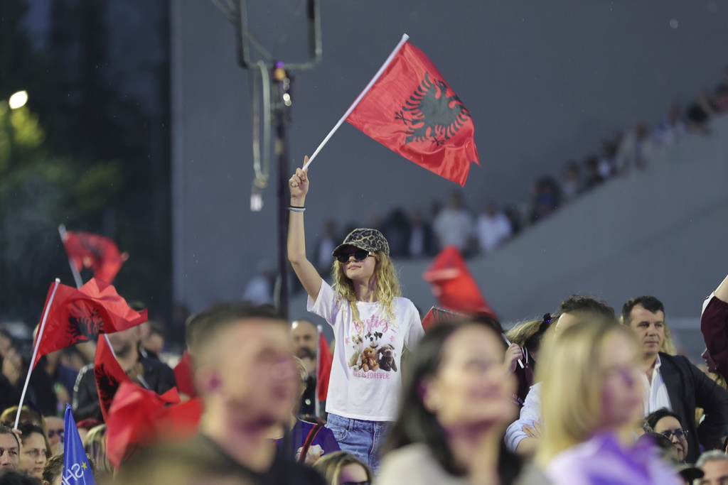 Shqipërisë po i ikin të rinjtë