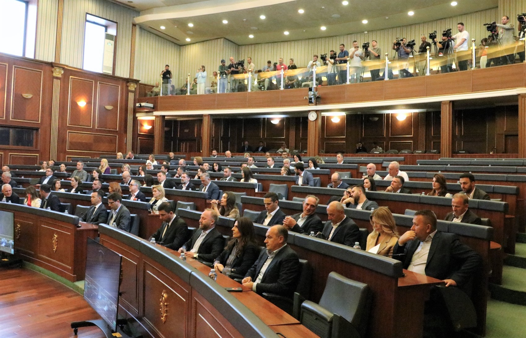 Ambasada britanike me thirrje për deputetët e Kuvendit të Kosovës