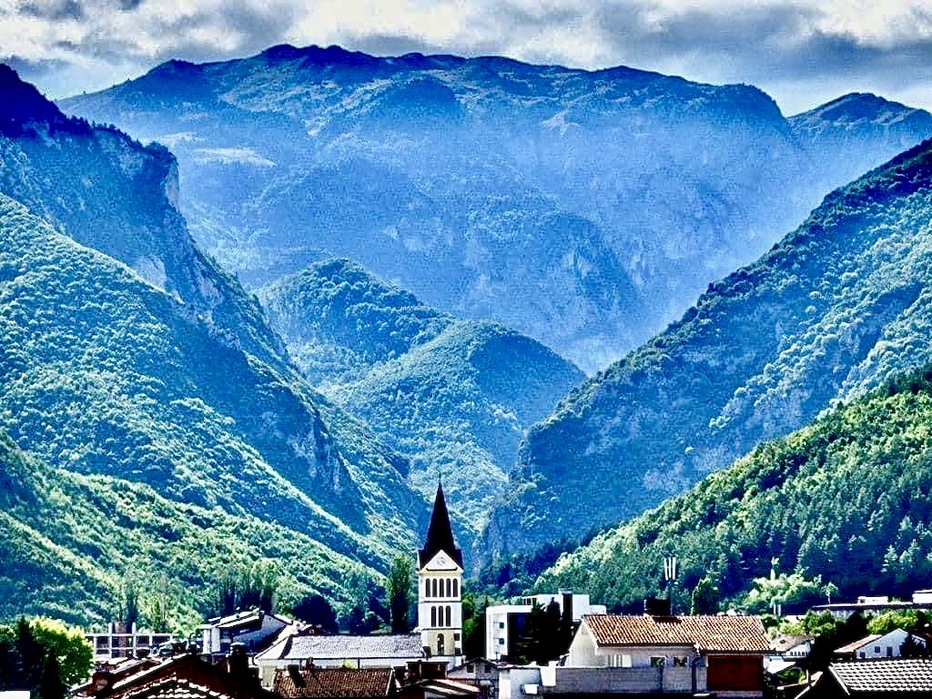 Atje ku malet prekin qiellin dhe mbretëron qetësia