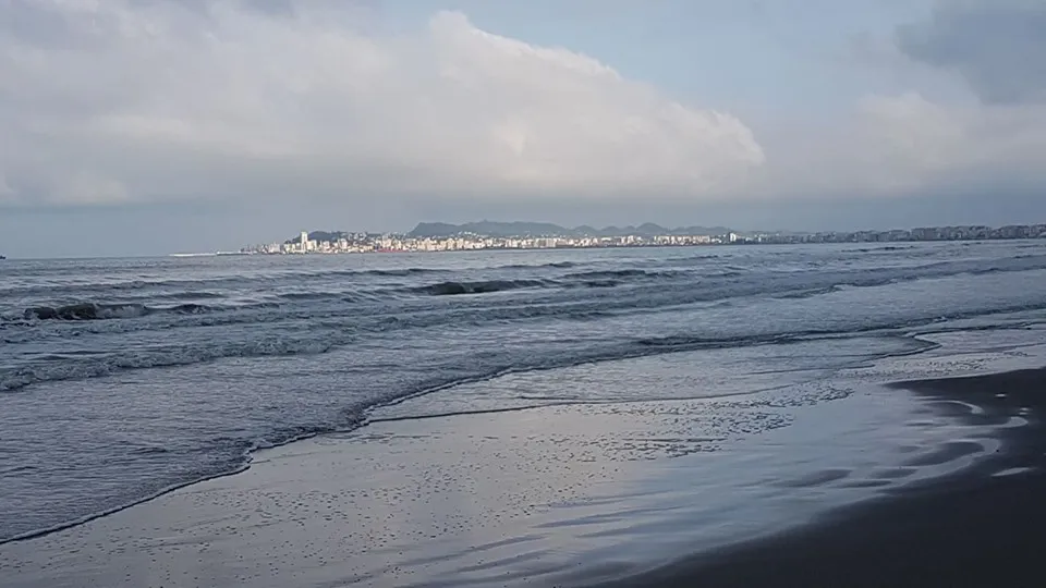 Shqiptari 45 vjeçar përfundon me makinë në det në Itali pas konfliktit me bashkëshorten  të dy shpëtojnë