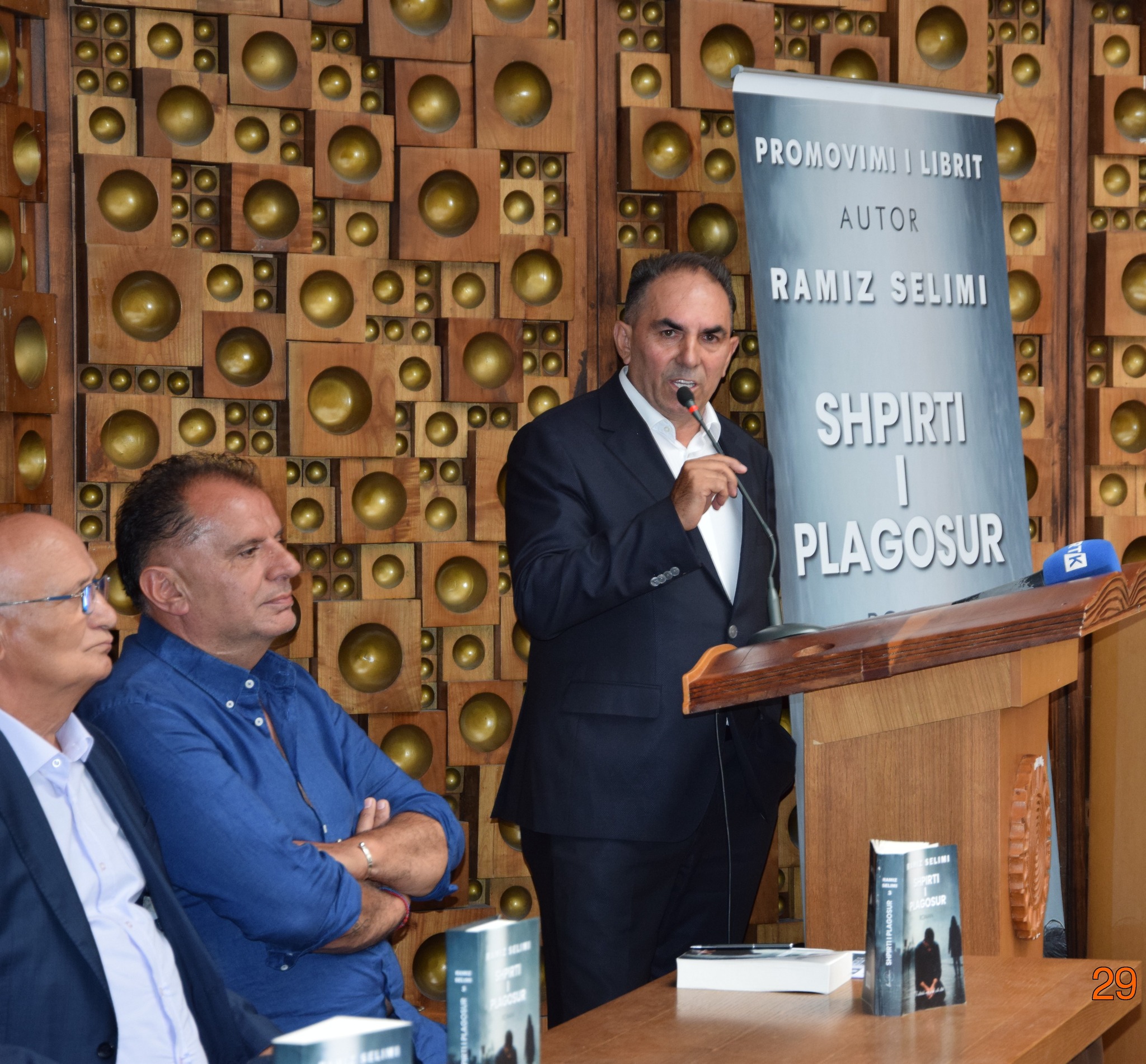 Shkrimtari shqiptar nga Austria prezanton në Kosovë romanin “Shpirti i plagosur”