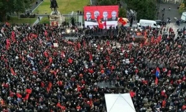 Mediat ndërkombëtare jehonë protestës së UÇK në Tiranë