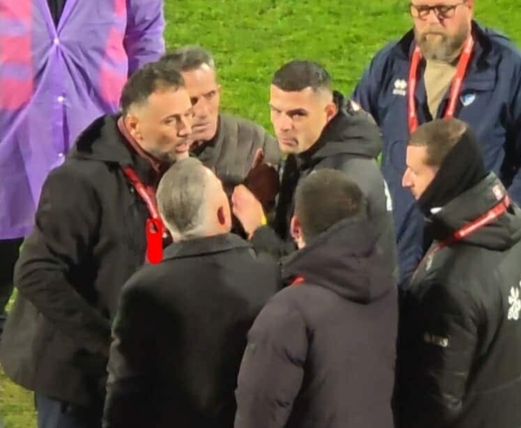 Mediumi zviceran shkruan për Xhakën  Kapiteni i Kombëtares i fishkëllelluar në Prishtinë