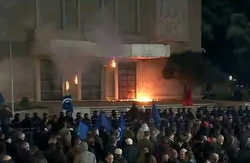 Shqipëri  Protestuesi merr flakë para Kryeministrisë  i shpërtheu molotovi tek këmbët