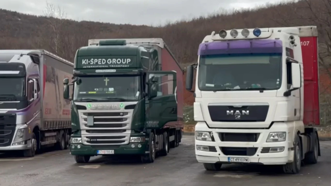 Transportues nga Serbia  Maqedonia  Bosnja e Hercegovina dhe Mali i Zi bllokojnë pikat kufitare
