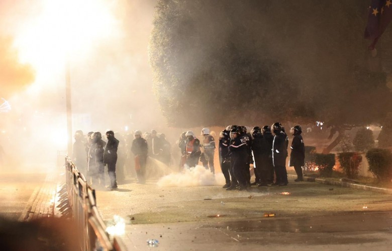 Tiranë  Disa policë të lënduar nga sulmi me molotovë ndaj Kryeministrisë