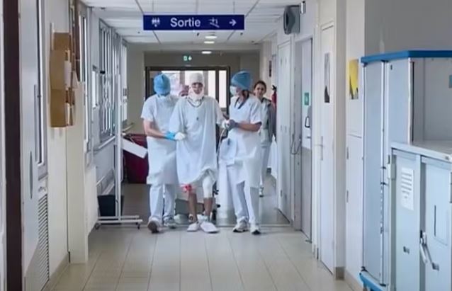 16 vjeçari ecën për herë të parë pas djegieve që pësoi në Crans   Montana