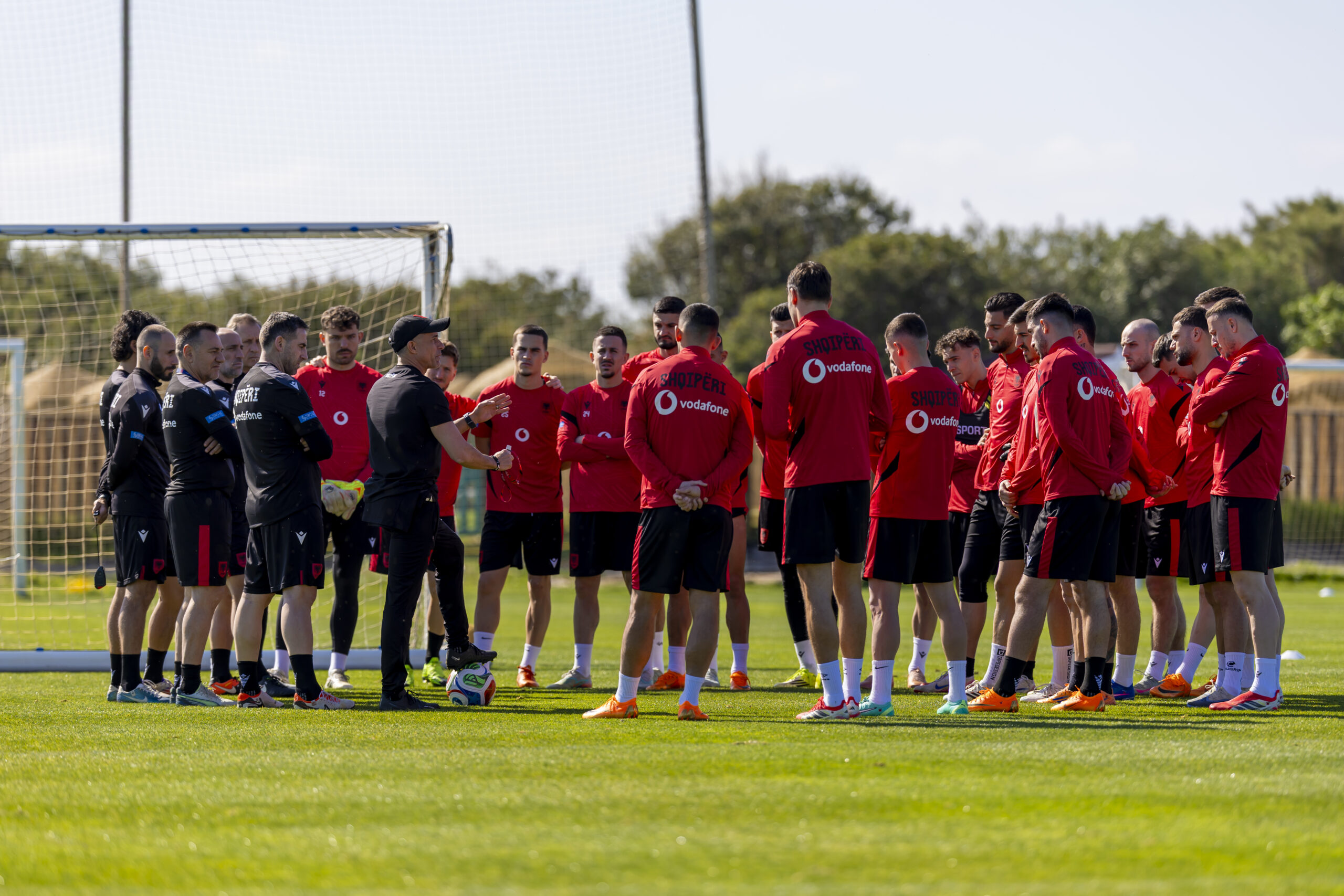 Kuqezinjtë stërviten në Spanjë për miqësoren me Ukrainën