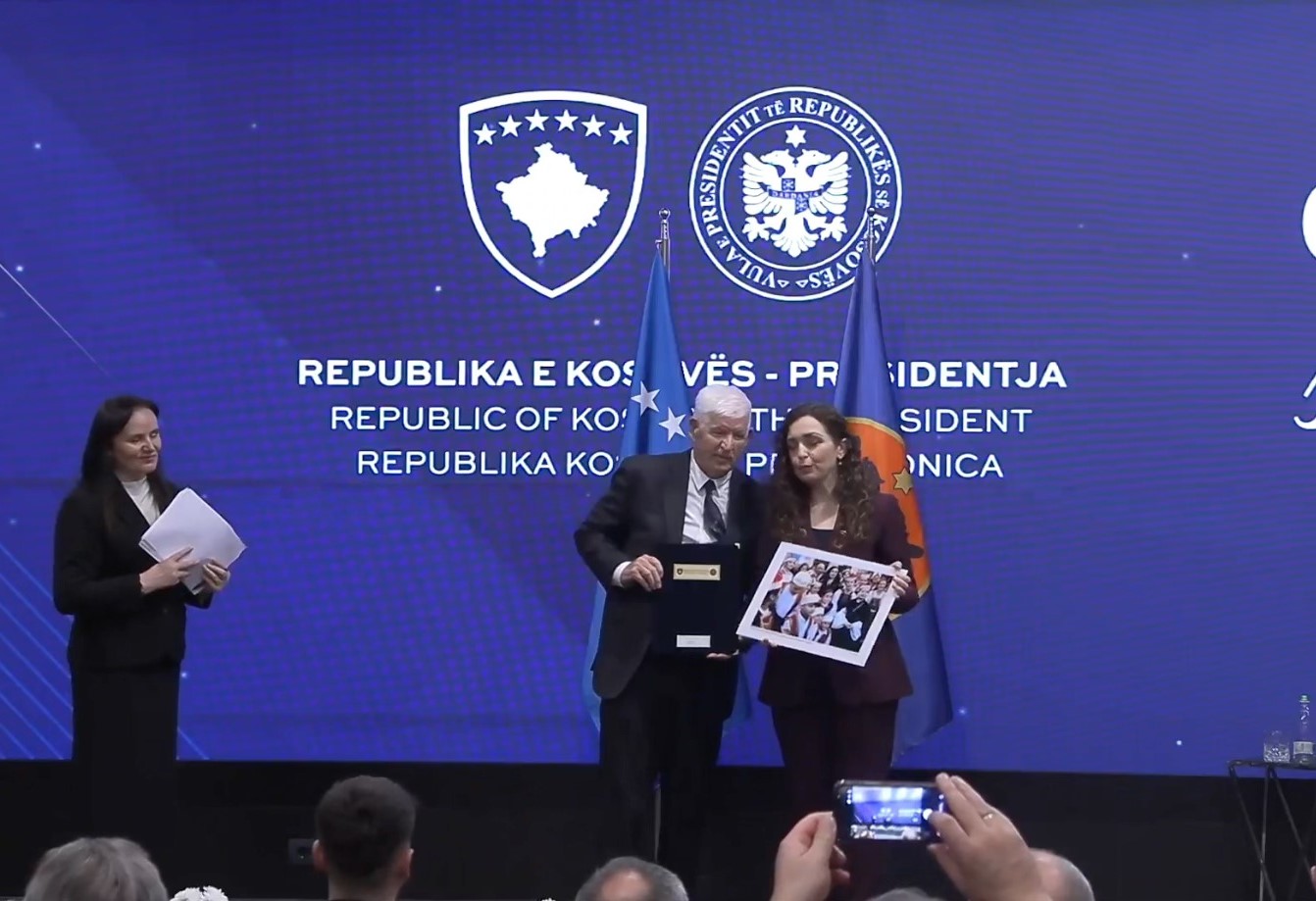 Presidentja Osmani i ndan mirënjohje gazetarit veteran  Rexhep Rifati