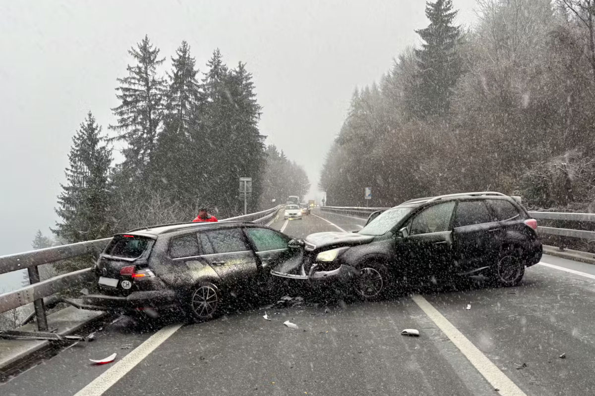 Bora në Zvicër  Aksident në autostradën A8  pesë persona përfundojnë në spital