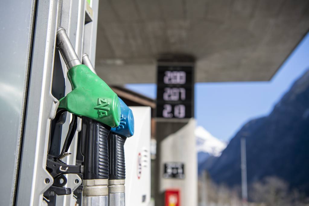 Zvicër  Lufta me Iranin rrit çmimet   shoferët kërkojnë karburantin më të lirë