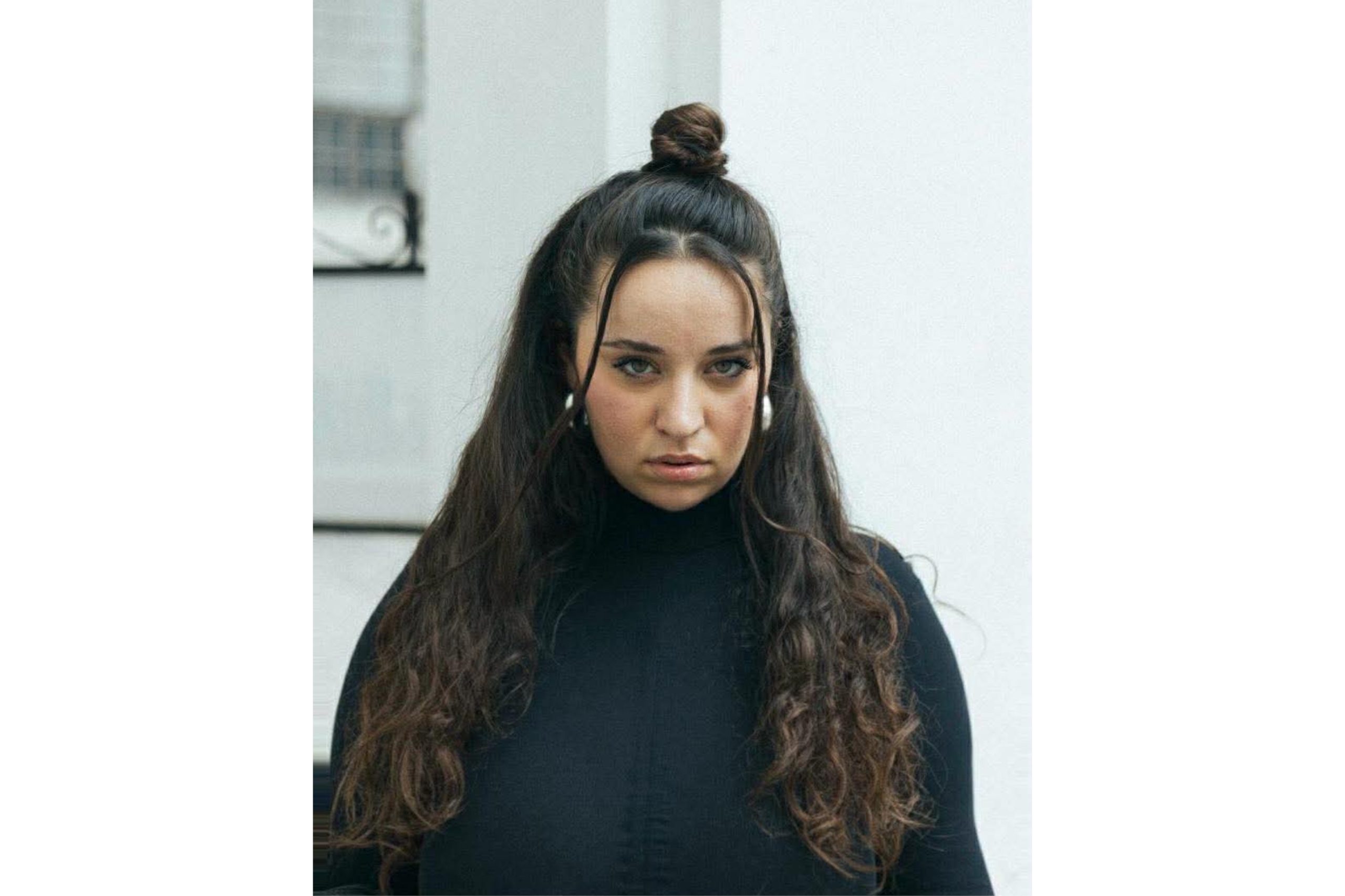 Elona Beqiraj dhe Fatbardh Kqiku sjellin lexim skenik në Cyrih mbi migrimin dhe kujtesën e luftës në Kosovë