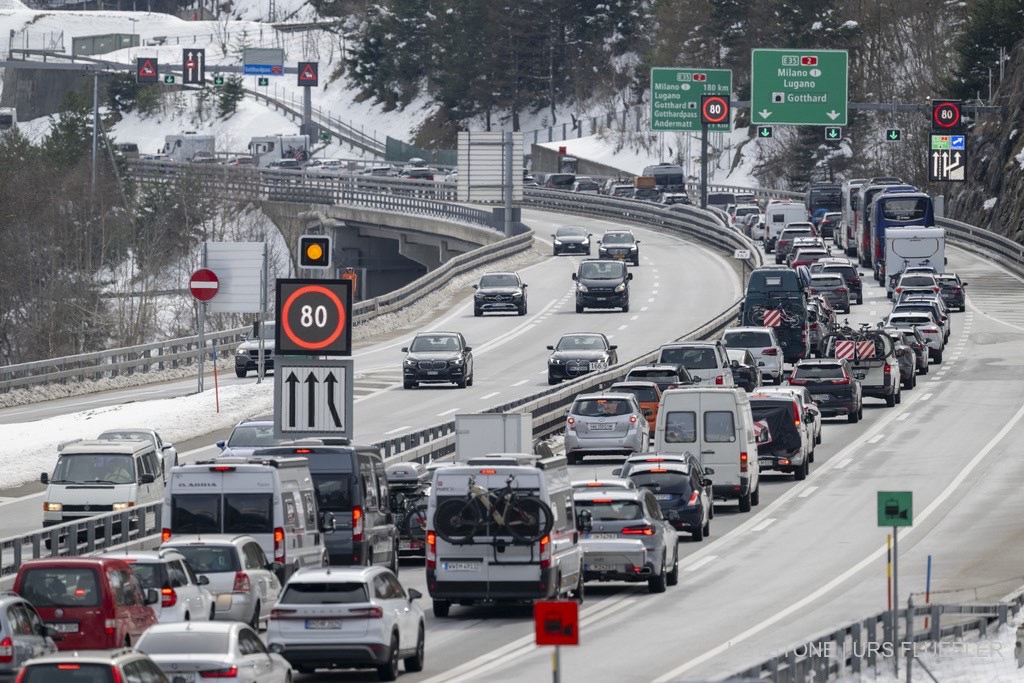 7 kilometra kolonë para tunelit të Gotthardit