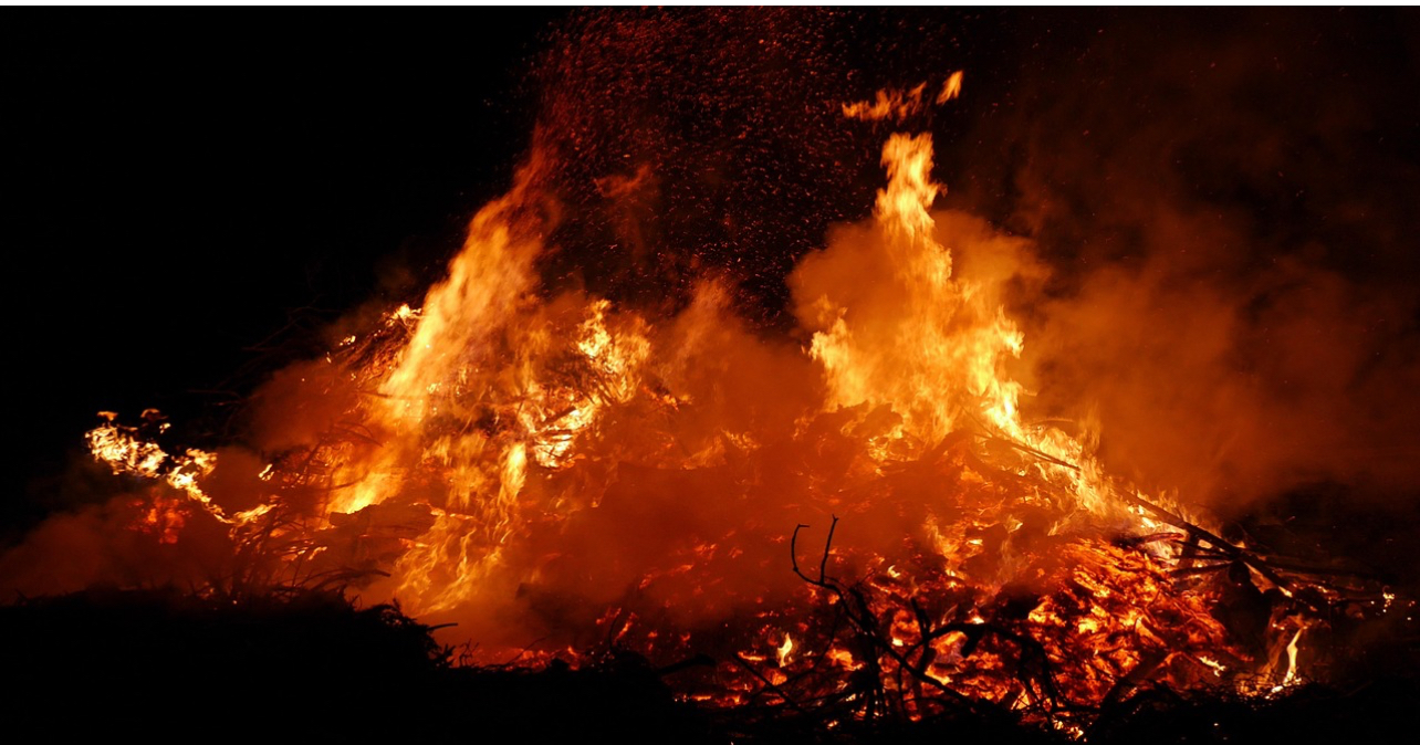 Zjarr i madh në fabrikën e stiropolit në Kosovë  dëmet mbi 400 mijë euro