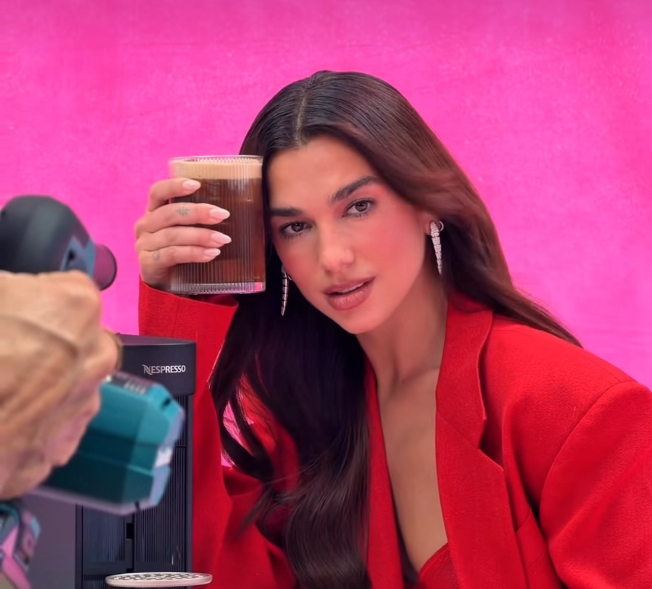 Dua Lipa zë vendin e George Clooney në reklamën e re të Nespresso
