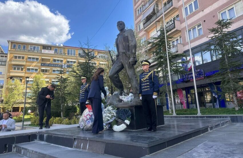 Krerët e institucioneve bëjnë homazhe për Ditën e Dëshmorëve të Prishtinës