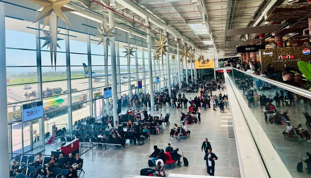 Aeroporti i Tiranës  Fluturimet vijojnë normalisht  furnizimi me karburant i garantuar