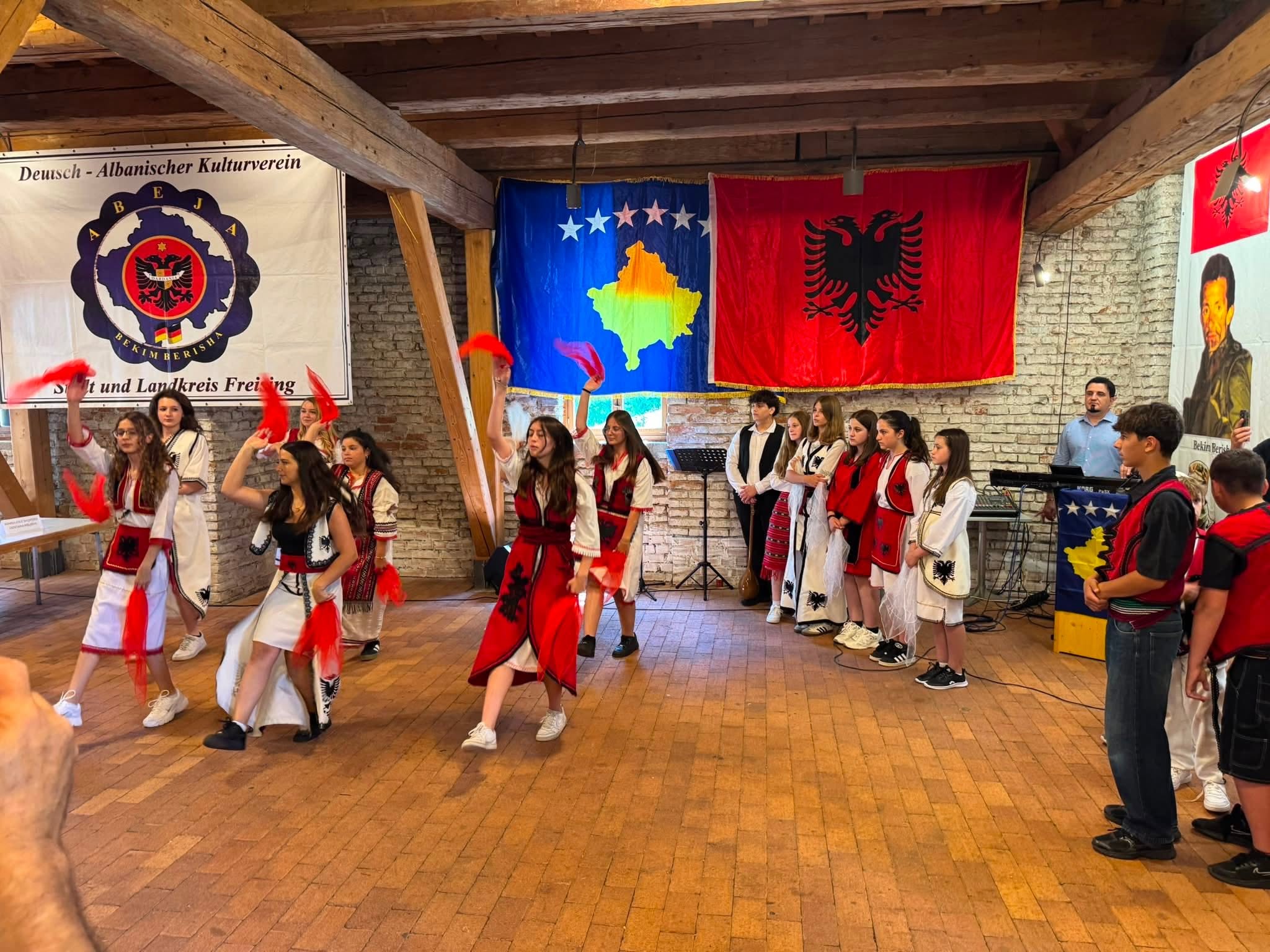 Manifestim kulturor shqiptar në Bavari  nderohet figura e komandantit Bekim Berisha    Abeja 
