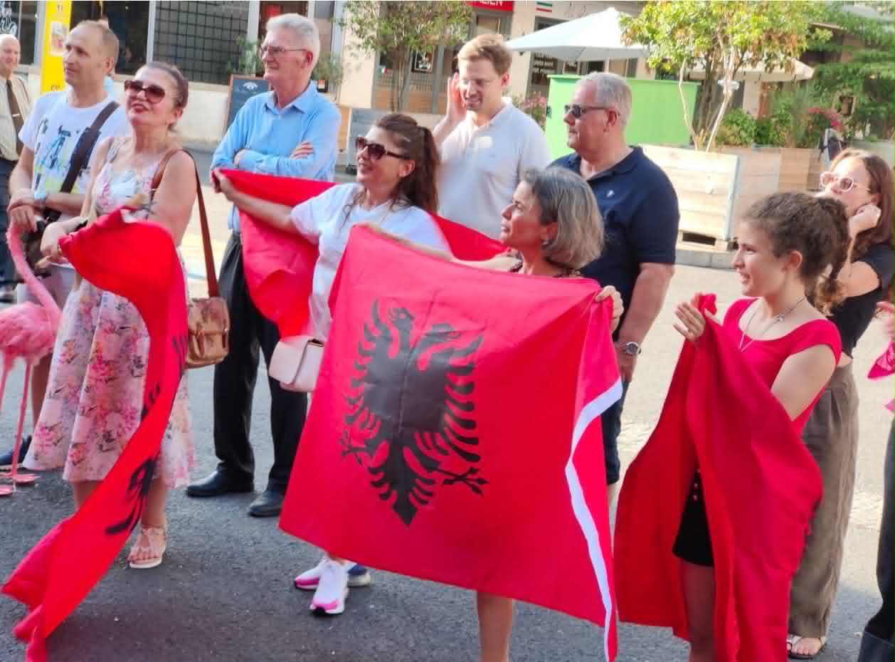  Shqipëria nuk shitet    Mërgata shqiptare proteston në Gjenevë