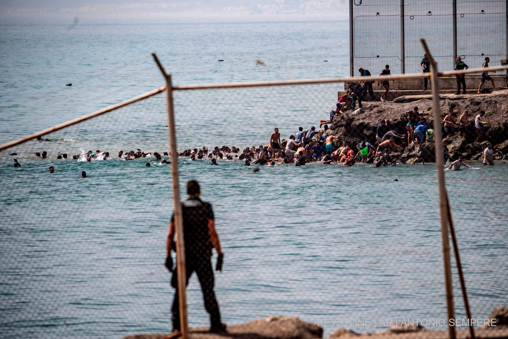 Ceuta në alarm  mbi 1 100 të mitur migrantë mbeten pa strehim