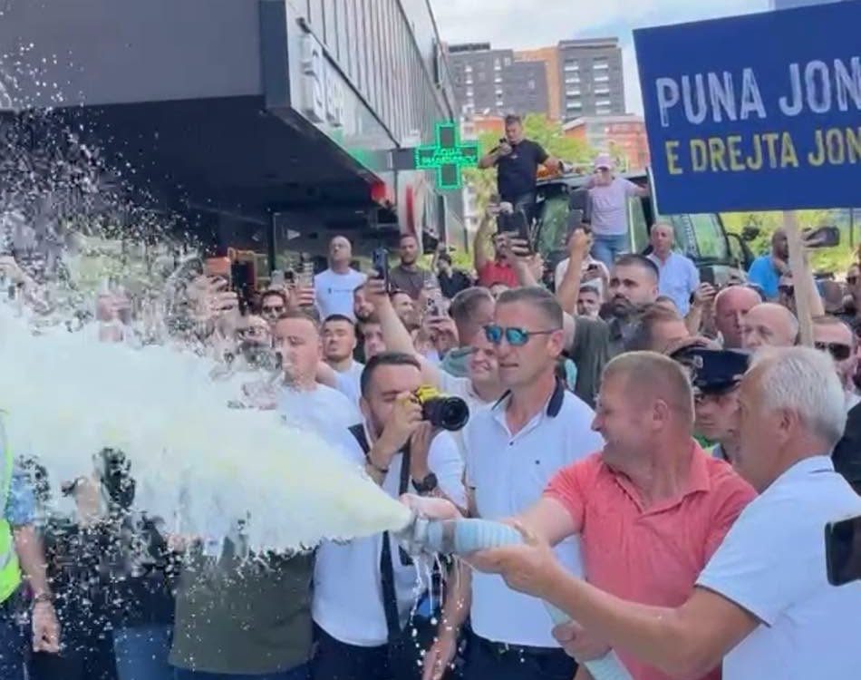 Prishtinë  Fermerët e qumështit protestuan sot  derdhin qumështin para ministrisë