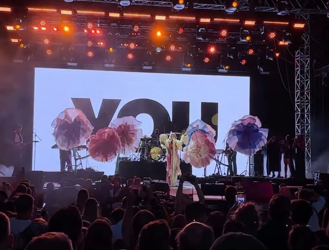 Rita Ora emocionon Vjenën  shpërthen në lot teksa flet për rrënjët nga Kosova
