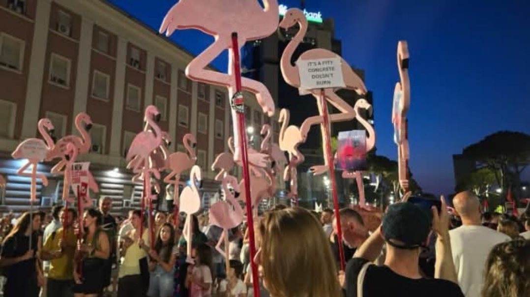 Dita e 39 të  Protestuesit marshojnë sërish në rrugët e Tiranës