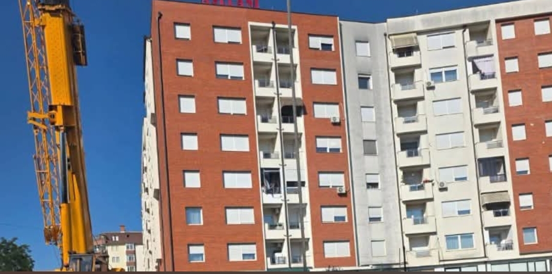 Një punëtor humb jetën pas rrëzimit të një vinçi në një vendpunishte në Prishtinë