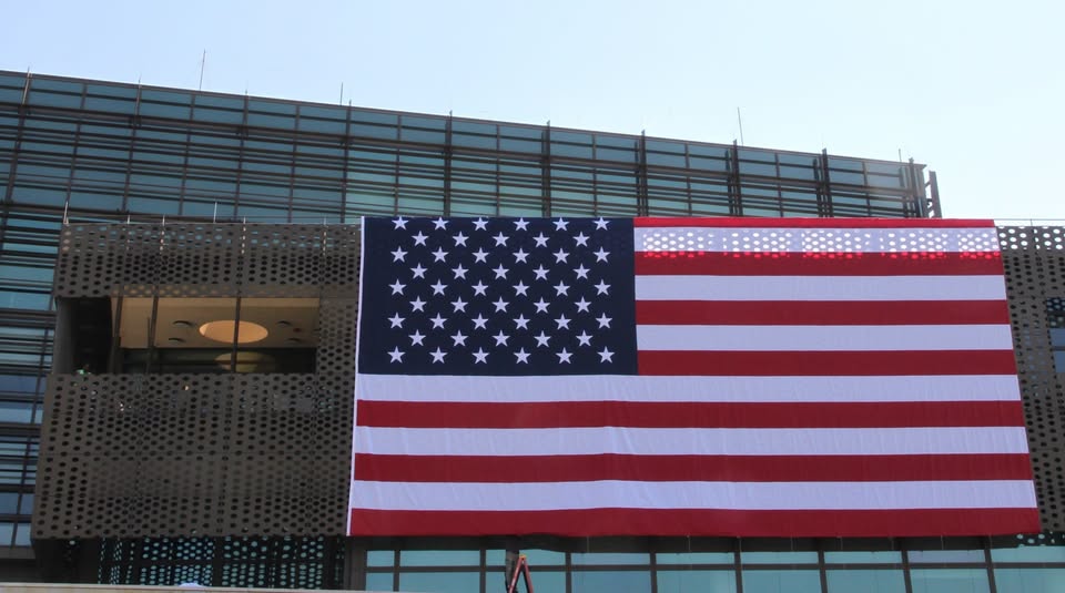Ambasada amerikane  Familjet e viktimave të luftës meritojnë drejtësi