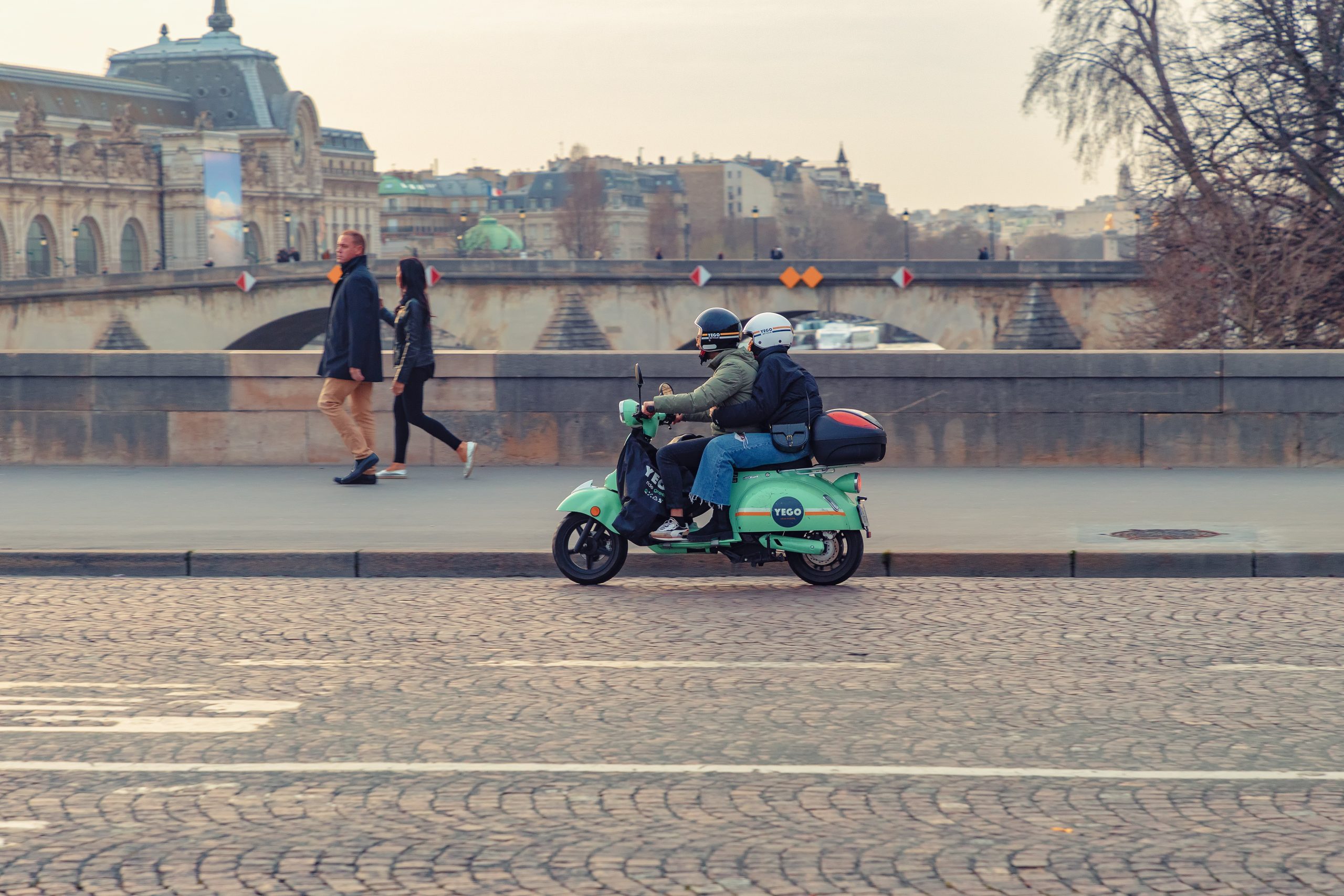 Zvicra shqyrton vendosjen e detyrueshme të helmetës për skuterët elektrikë