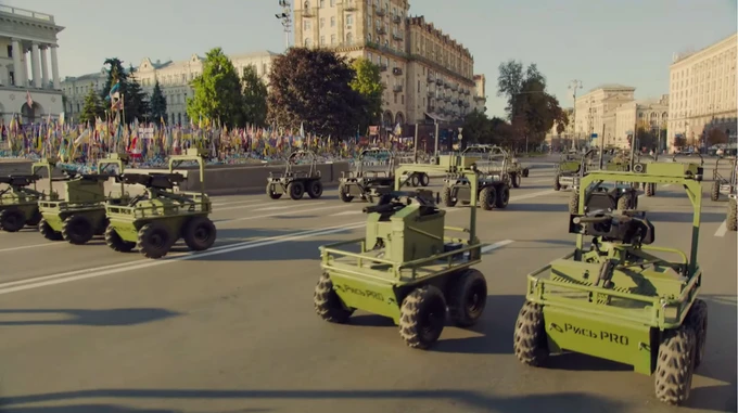 Parada e pazakontë e Ukrainës  robotët dhe dronët zëvendësojnë tanket