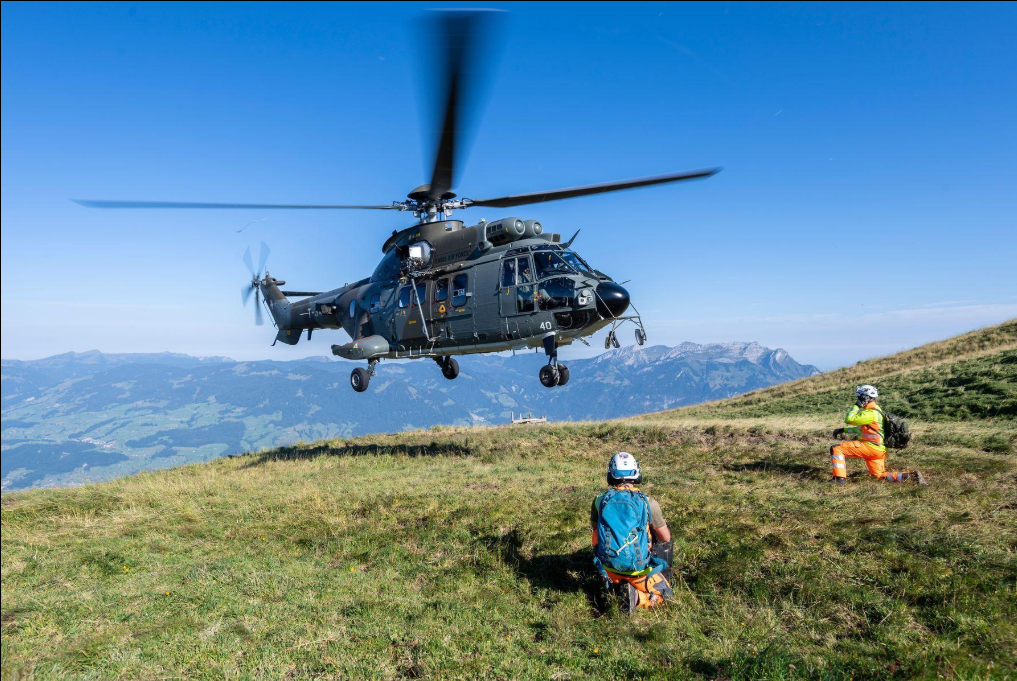 Ushtria zvicerane dërgon ujë me helikopter për lopët në Alpet e Fribourgut
