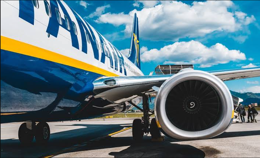 Zbulohet shkaku i thyerjes së dritares në avionin e Ryanair  Pjesë të motorit goditën kabinën