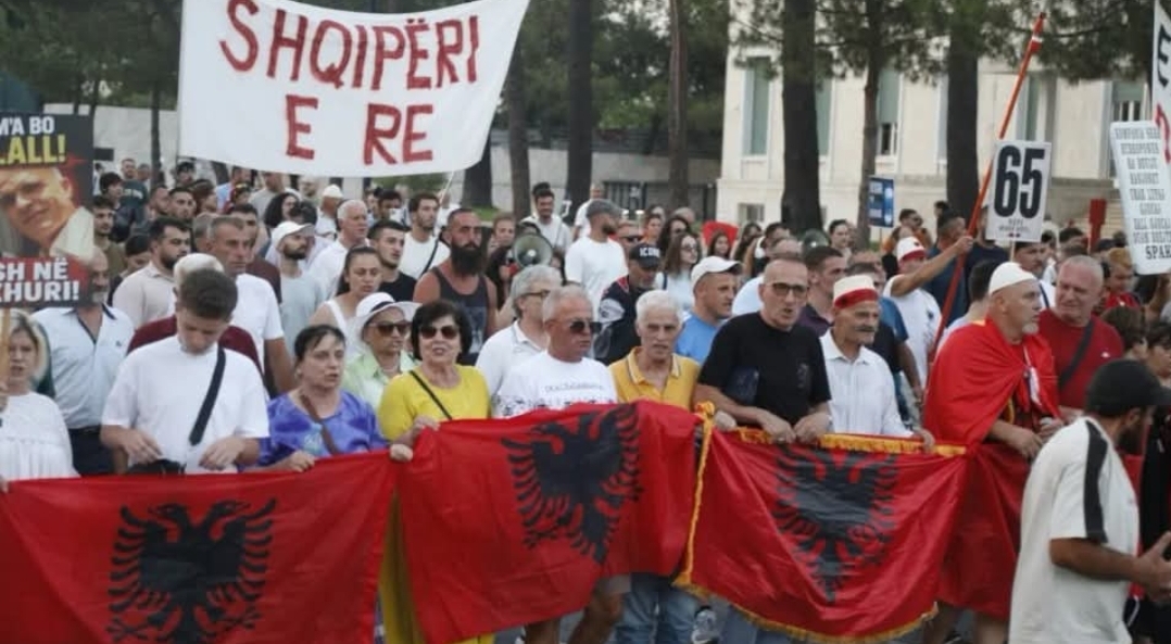 Protesta e 65 të para Kryeministrisë në Shqipëri  protestuesi humb ndjenjat