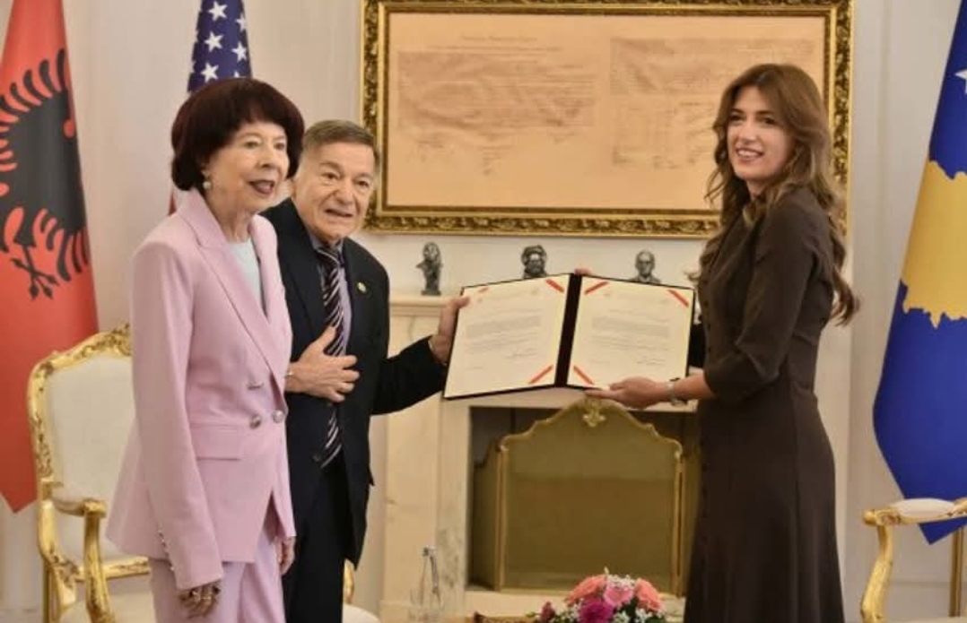 Kosova nderon Joe dhe Shirley DioGuardi  u jep shtetësinë për kontributin e tyre ndër vite
