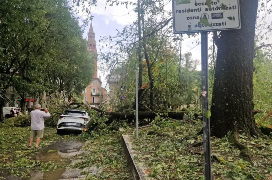 Tornado godet Cremonën në Itali  dëme të mëdha në qytet