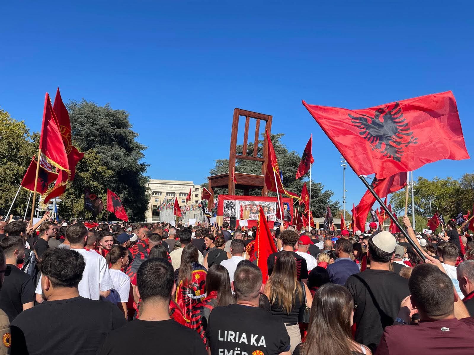 Gjeneva sot kuq e zi  Shqiptarët protestojnë kundër vendimit të Gjykatës Speciale