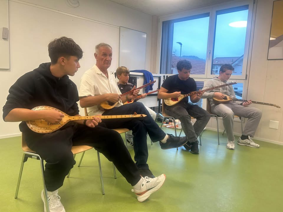  Atdheu  në Thun  të rinjtë mësojnë këngën dhe instrumentet shqiptare