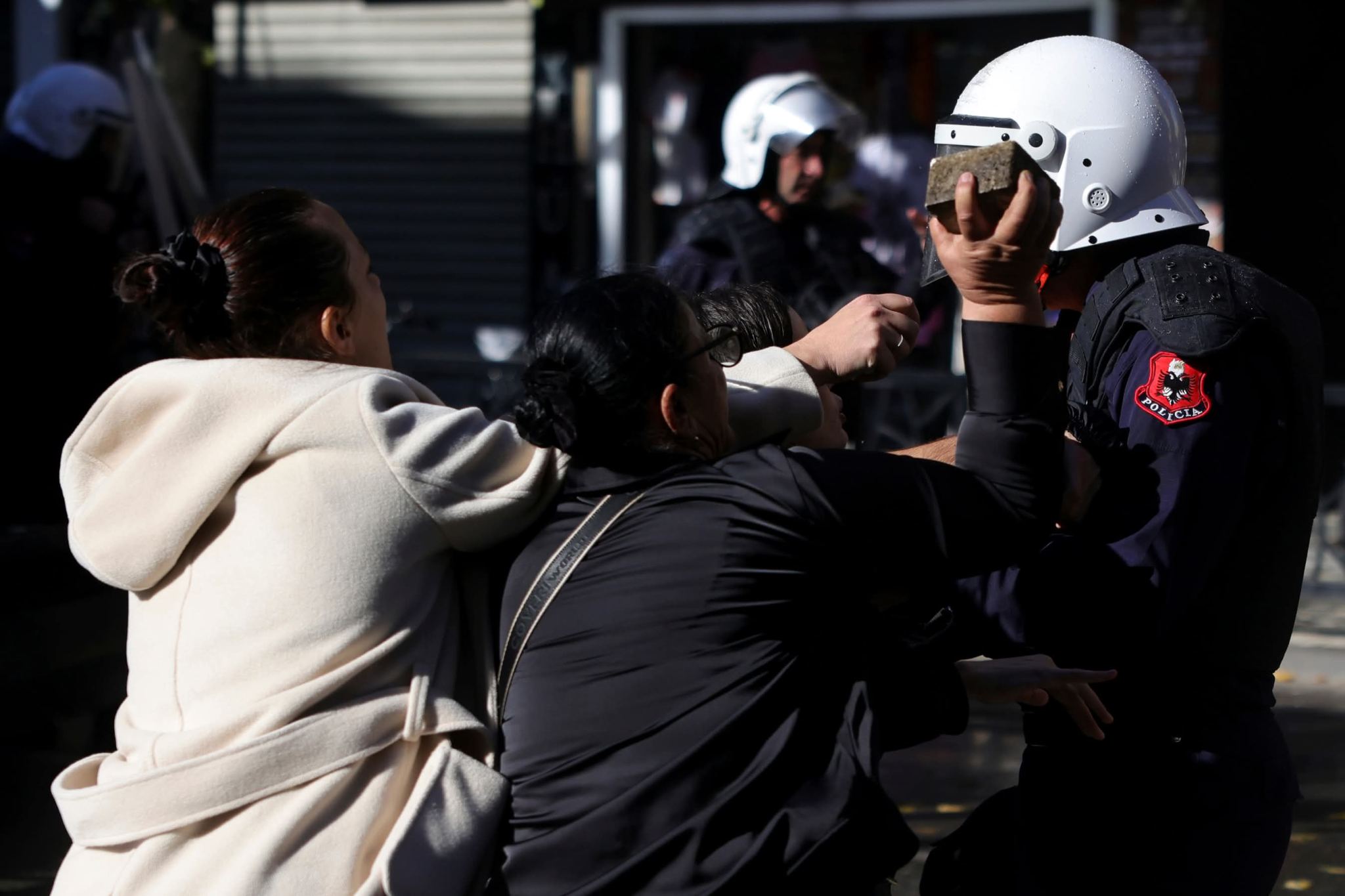 Kështu raportojnë mediat zvicerane për protestat në Shqipëri  Djegie dhe dhunë në Tiranë