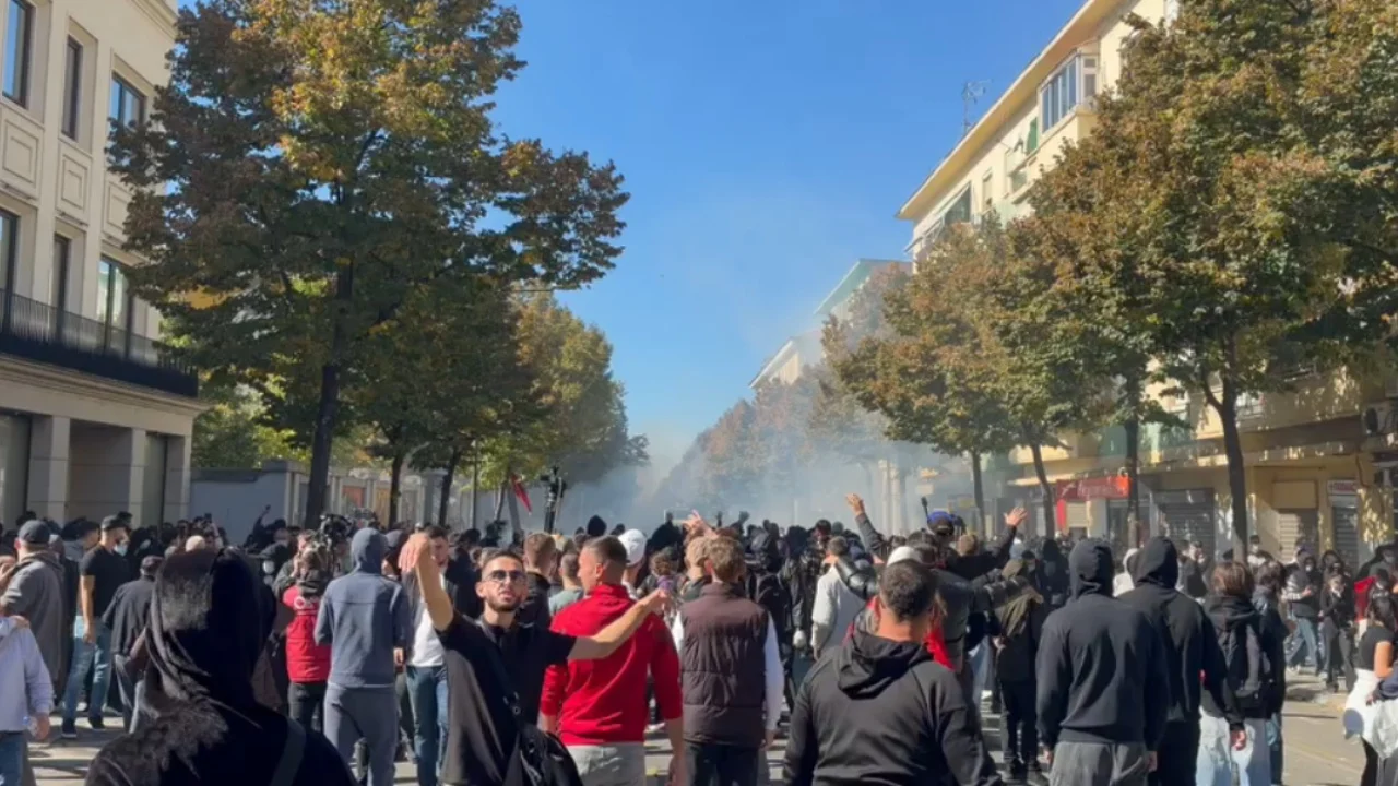 Protestat në Shqipëri hyjnë në ditën e tretë  gjimnazistët bojkotojnë mësimin dhe dalin në rrugë