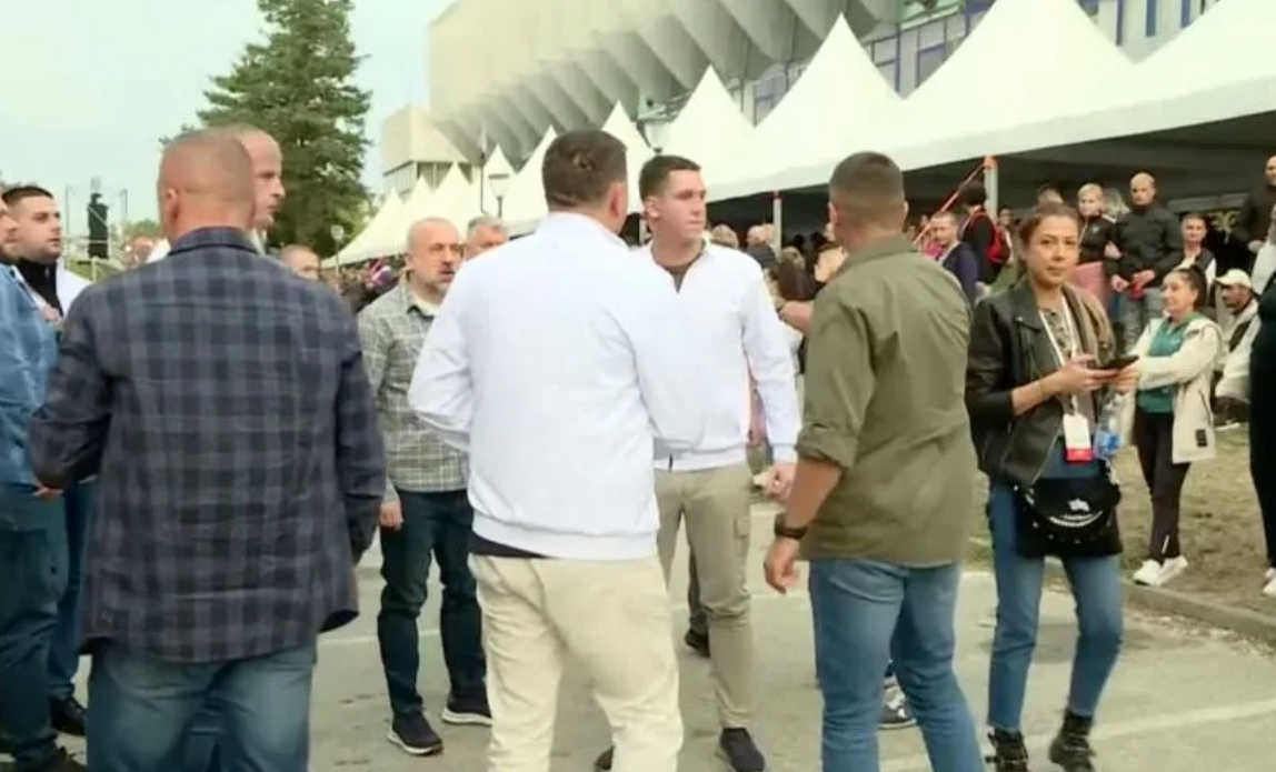 Milan Radoiçiq shfaqet në tubimin parazgjedhor të partisë së Vuçiqit në Serbi